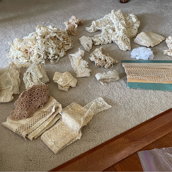 Lot of various vintage lace pieces. - Picture 3 of 3